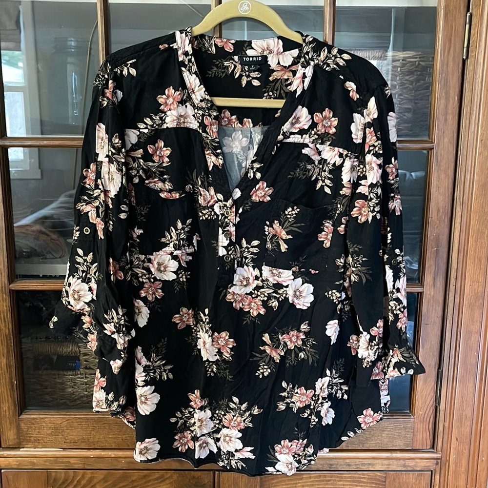 Torrid black floral mid sleeve blouse size 2